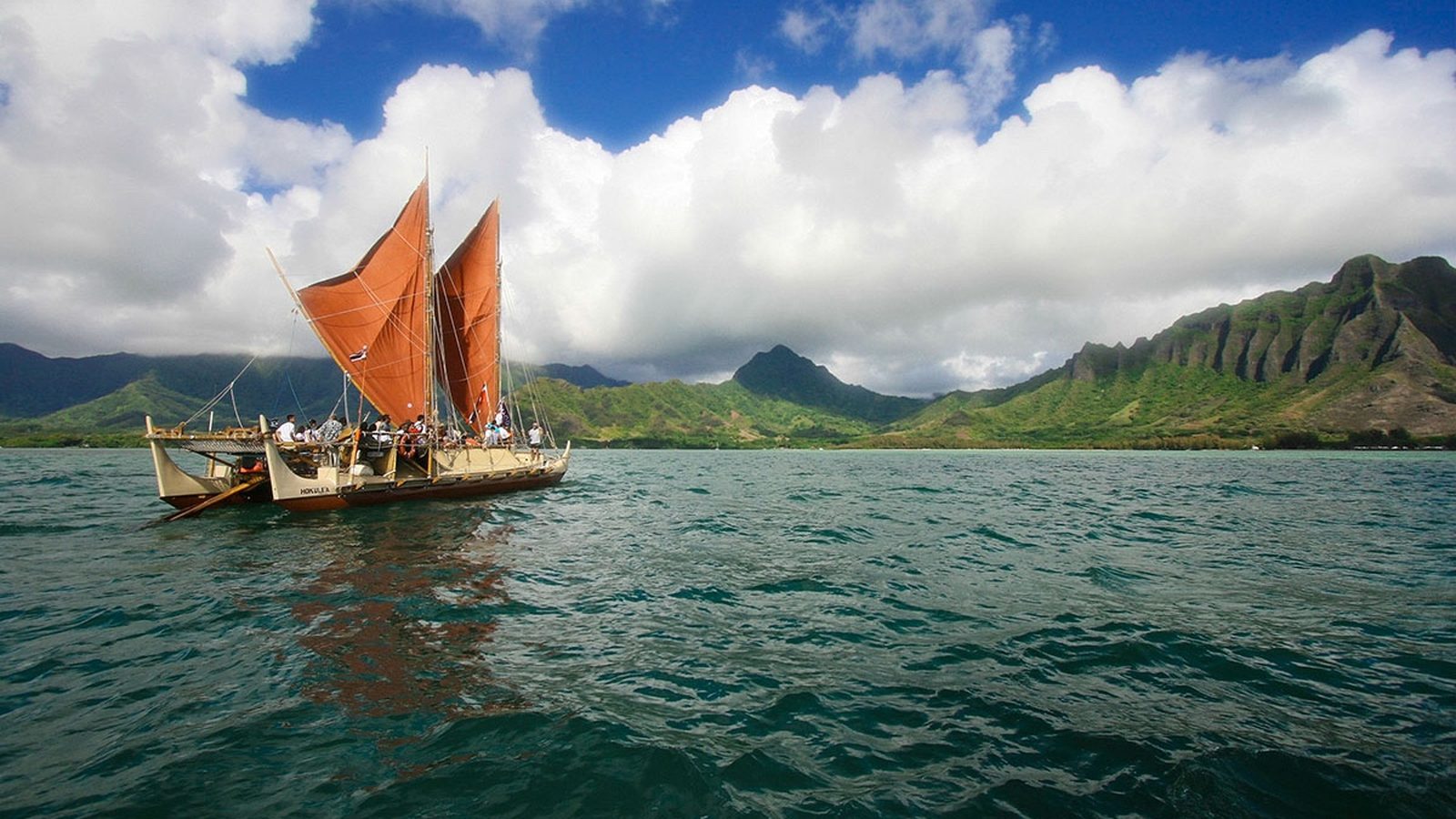 The voyaging canoe Hōkūleʻa under sail off Hawaiʻi.
